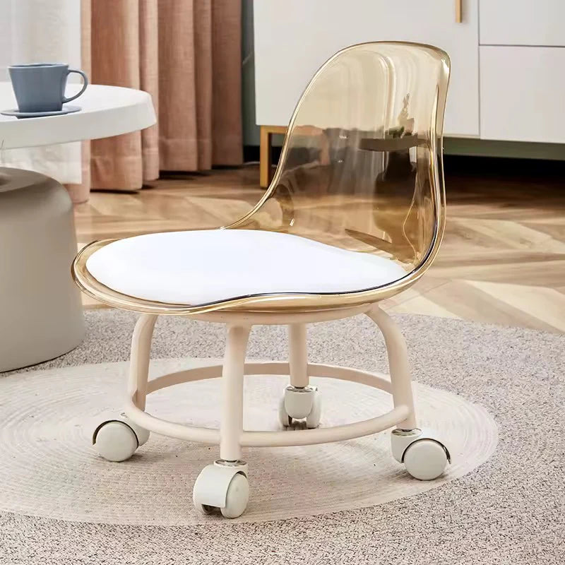 Petit tabouret à roulettes