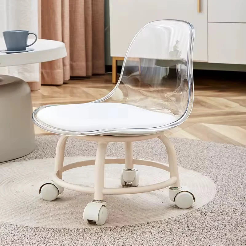Petit tabouret à roulettes