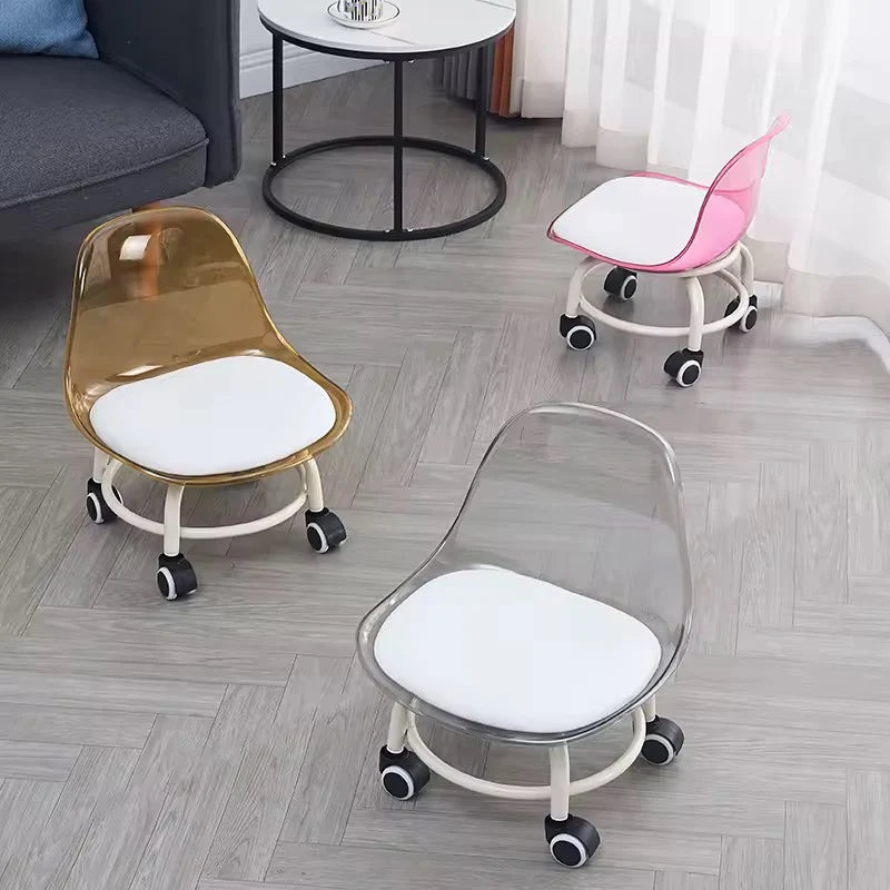 Petit tabouret à roulettes