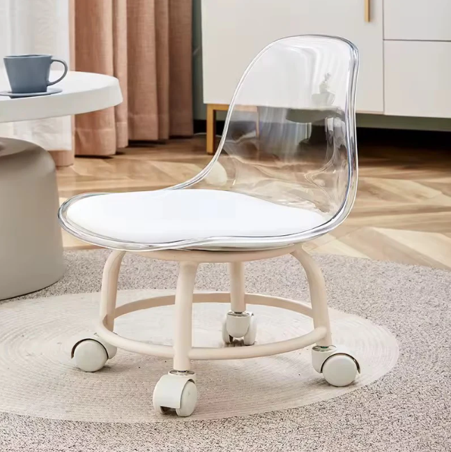 Petit tabouret à roulettes